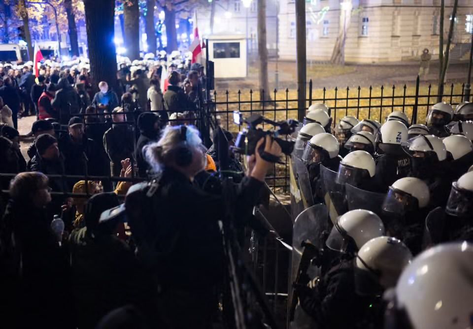 POLONI   Përplasje mes protestuesve dhe policisë në Varshavë  kriza në Gjykatën Kushtetuese shkakton tension