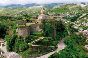 Turistët në Kalanë e Gjirokastrës, kryesojnë