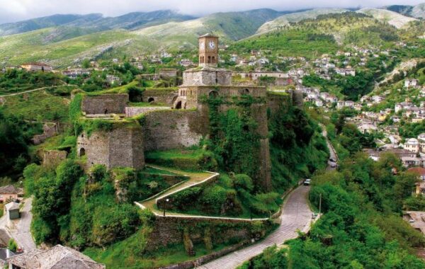 Turistët në Kalanë e Gjirokastrës, kryesojnë