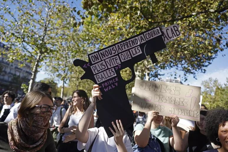 STRASBURG   Përleshje në protestën e studentëve  barrikada dhe gaz lotsjellës
