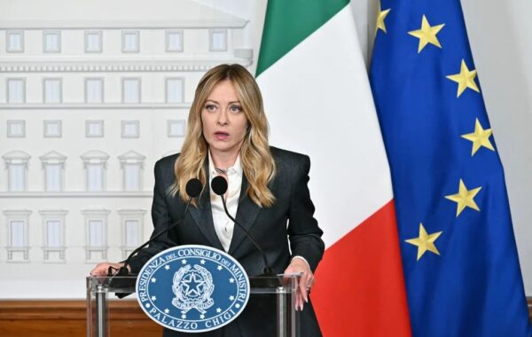 Meloni përballet