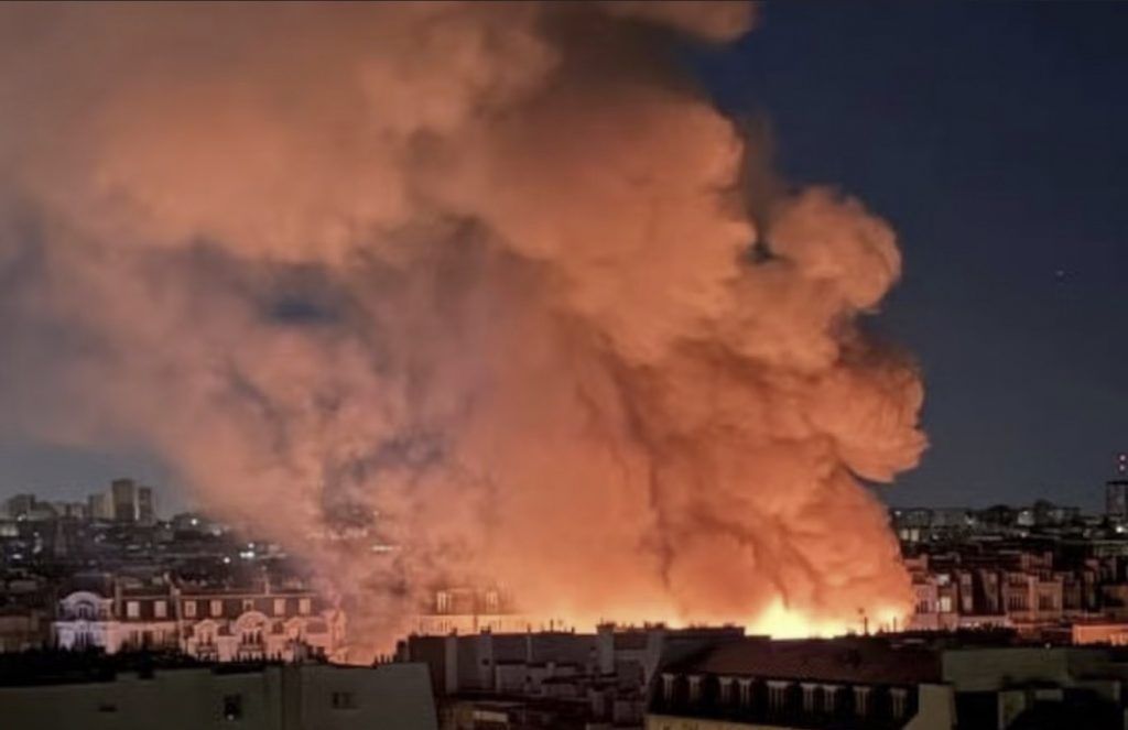 Paris  flakët shkrumbojnë tregun historik 400 vjeçar  nuk raportohet për viktima