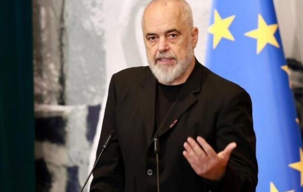 dorëheqjen për shkak të protestave