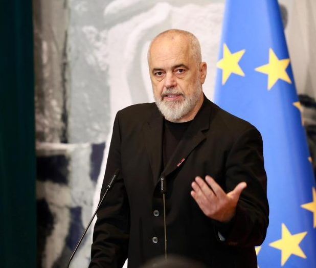 dorëheqjen për shkak të protestave