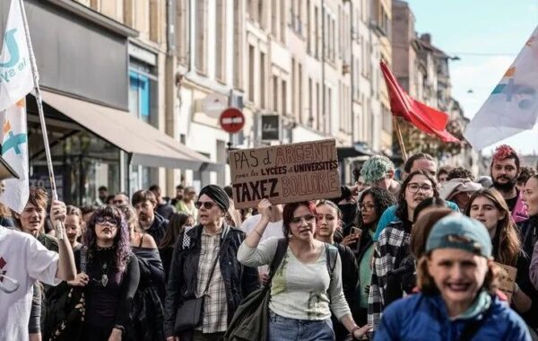 PARIS – Vazhdojnë protestat e studentëve,