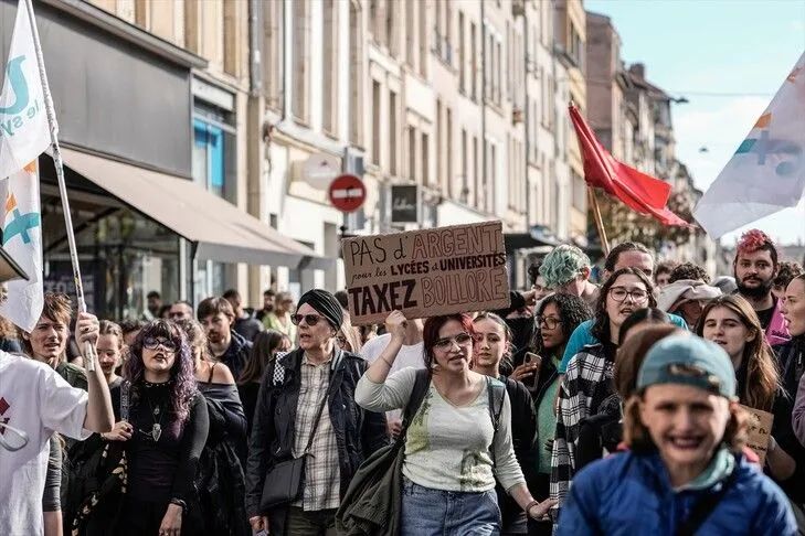 PARIS – Vazhdojnë protestat e studentëve,