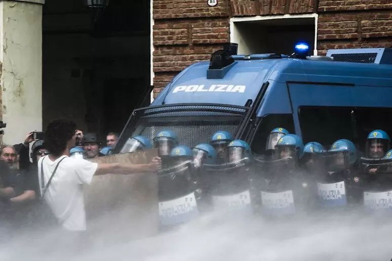 TORINO   Protesta studentore  arrestohen disa minorenë për rezistencë ndaj policisë
