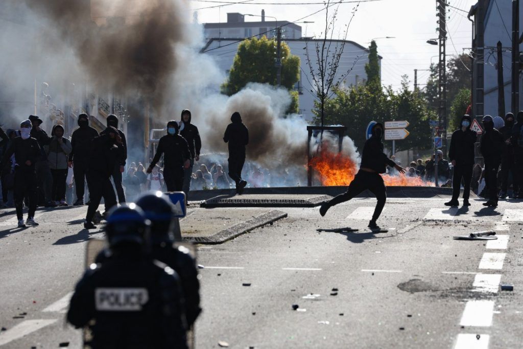 KOMENT   Franca kufizon qarkullimin në zonat e prekura nga protestat  Macron kërkon masa urgjente sigurie