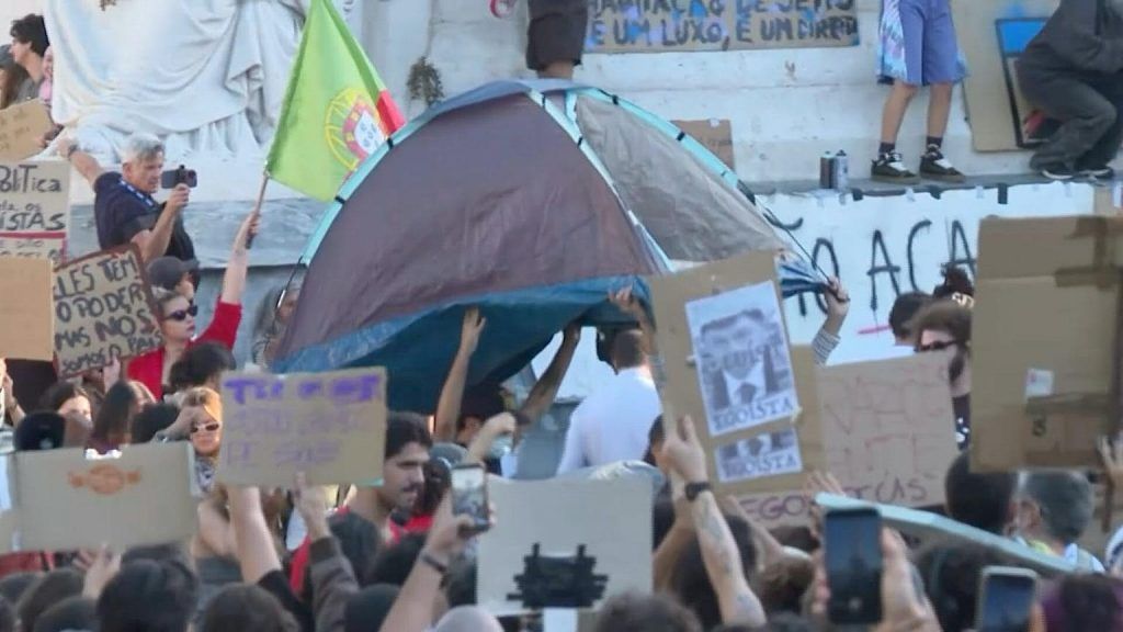 PORTUGALI   Policia largon kampet e protestuesve dhe arreston 55 persona
