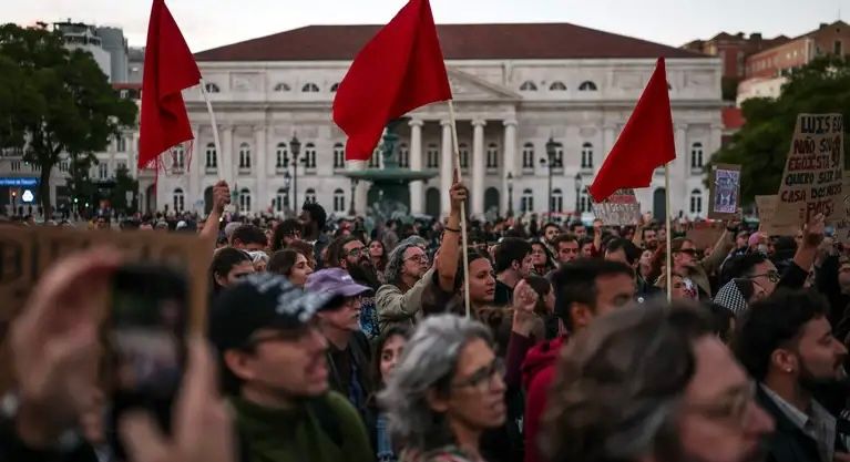 PORTUGALI   Rikthehen protestat  mijëra qytetarë sfidojnë ndërhyrjen e policisë