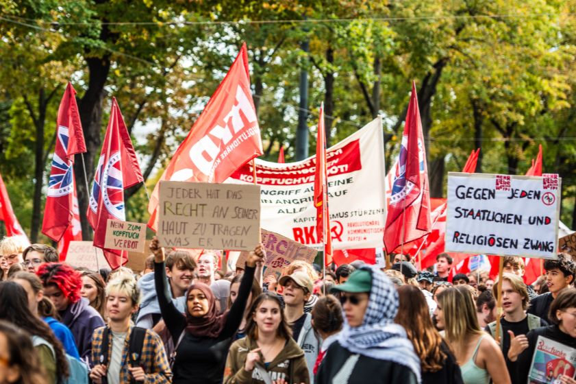 VJENË   Mijëra studentë protestojnë për më shumë financime për universitetet