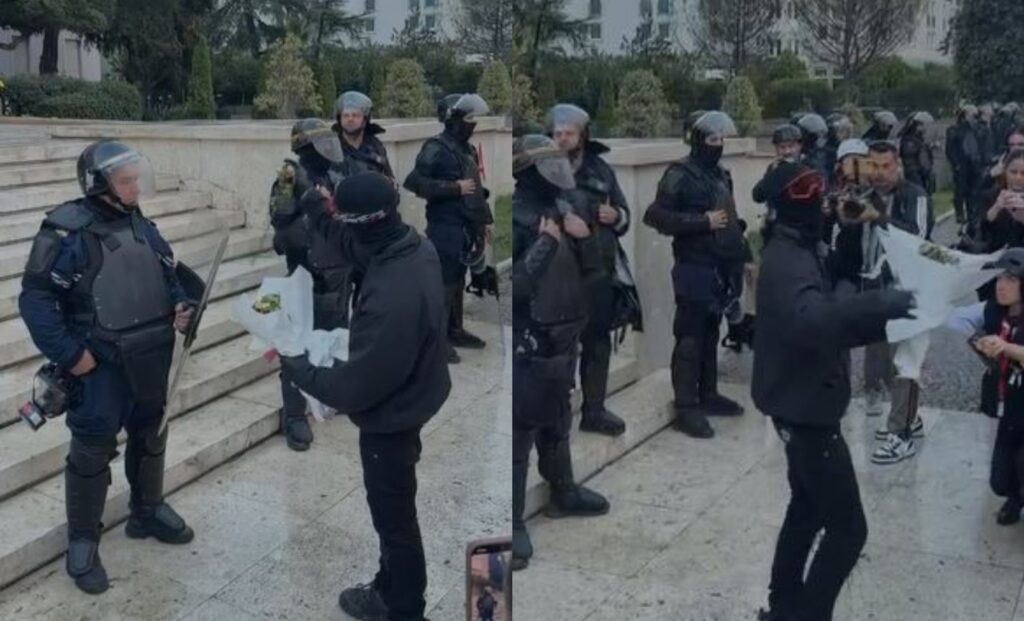 Situatë e qetë para Kryeministrisë  protestuesi u shpërndan lule efektivëve të policisë  VIDEO 