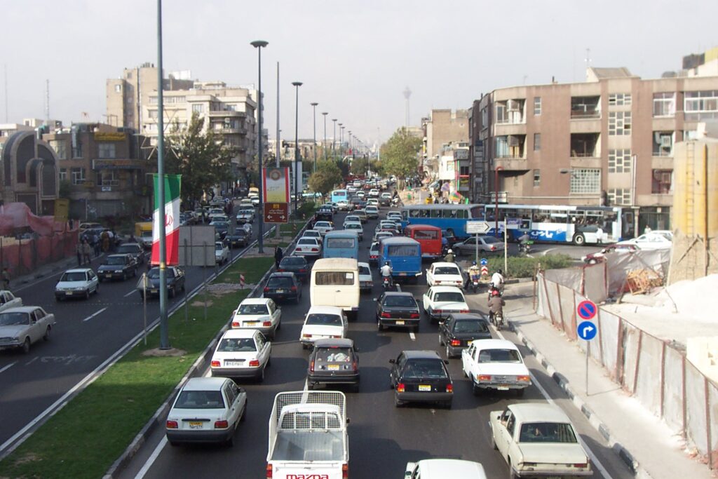 Irani pezullon importin e automjeteve për të ruajtur valutën për mallrat thelbësore