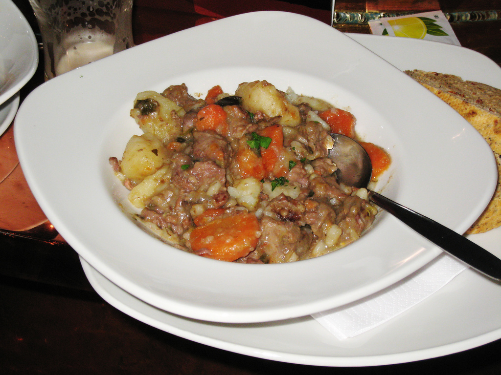 Zierje irlandeze me mish qengji  patate dhe karrota