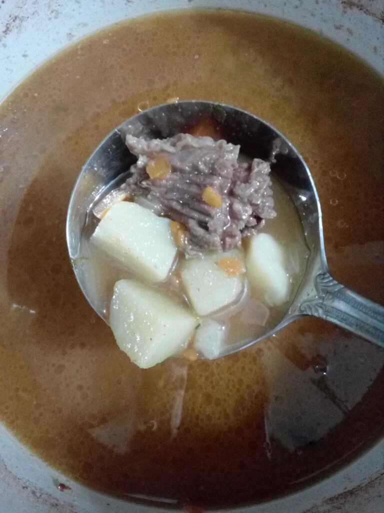 Jahni tradicionale shqiptare — zierja e ngadaltë e mishit me qepë dhe salcë domatesh