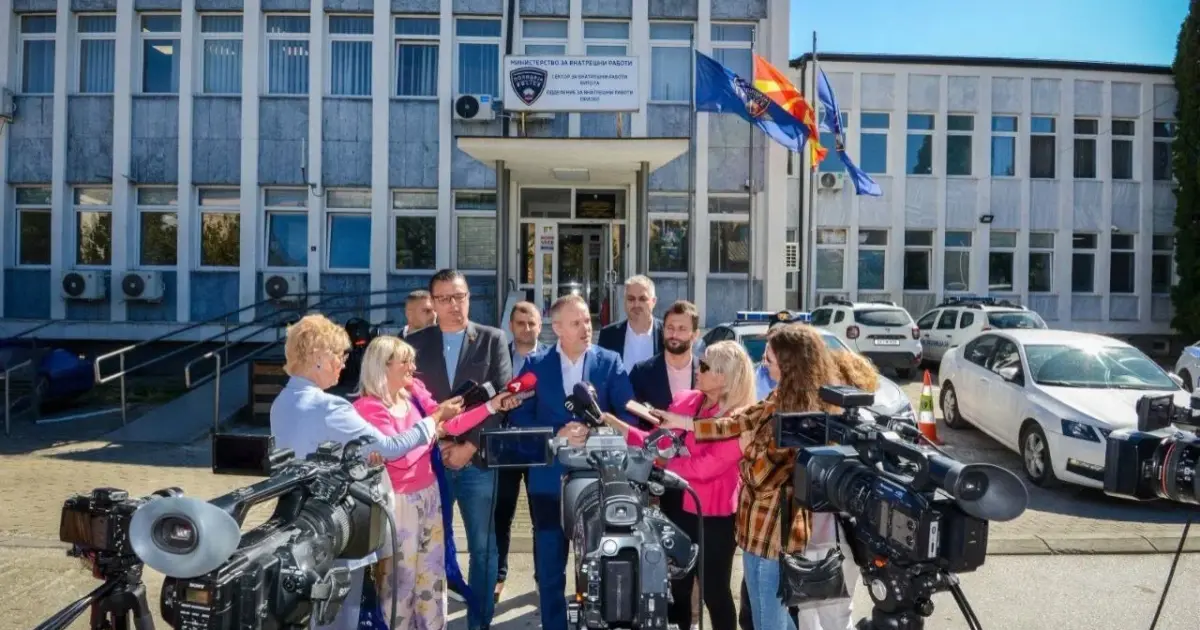 Aleksandar Janev, drejtori i Byrosë për Siguri Publike, para godinës së policisë së Prilepit pas aksionit policor