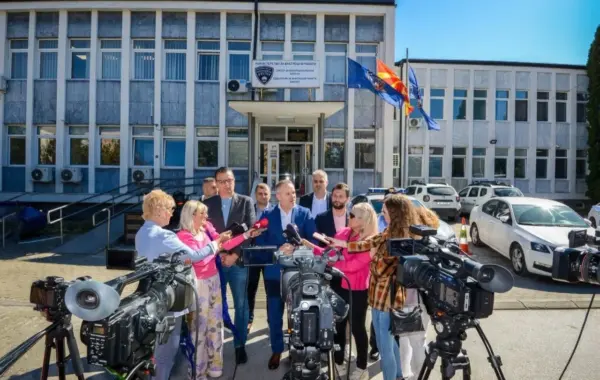 Aleksandar Janev, drejtori i Byrosë për Siguri Publike, para godinës së policisë së Prilepit pas aksionit policor