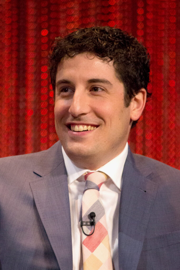 «Three s Company» rikthehet në skenë  Jason Biggs në rolin e John Ritter it në leximin live të episodit pilot në New York