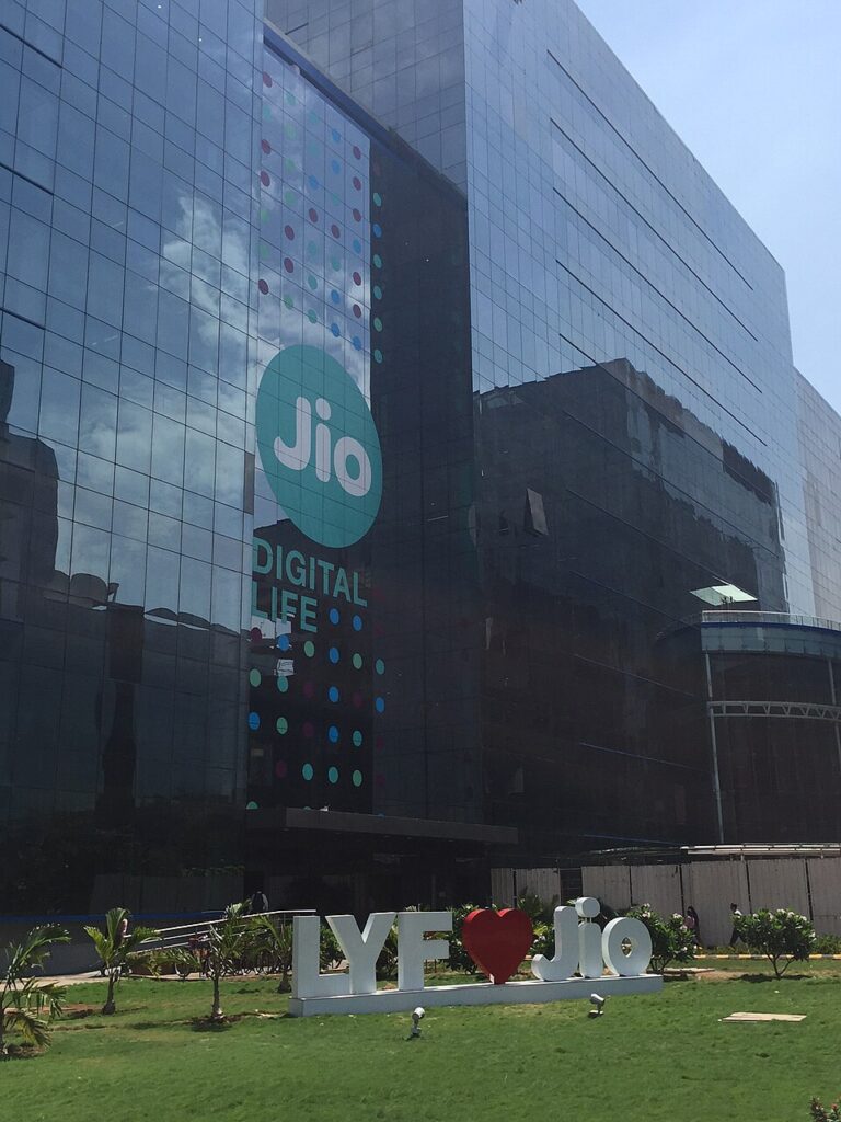 Jio Platforms e miliarderit Ambani nis IPO në më 21 tetor  synon 3 8 miliardë dollarë  listimi më i madh në historinë e Indisë