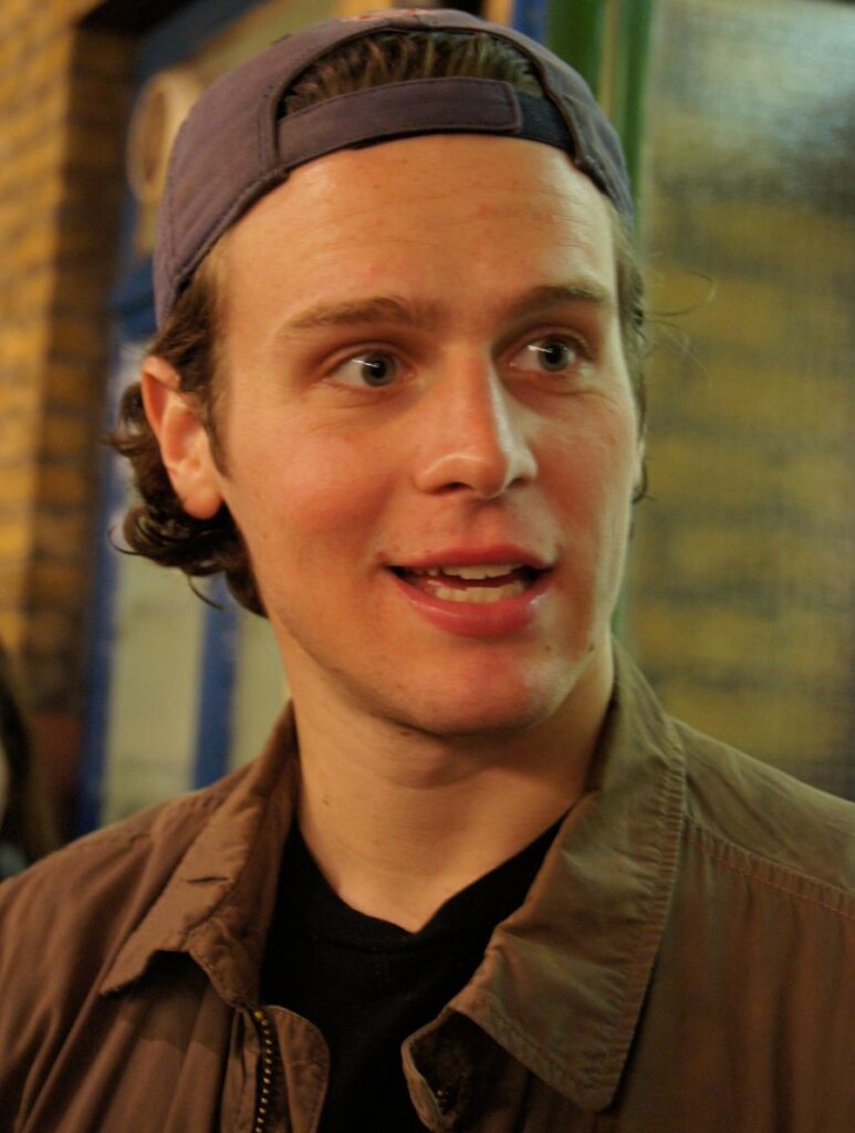 Jonathan Groff debuton në RSC  pamjet e para nga «As You Like It» me kast tërësisht mashkullor