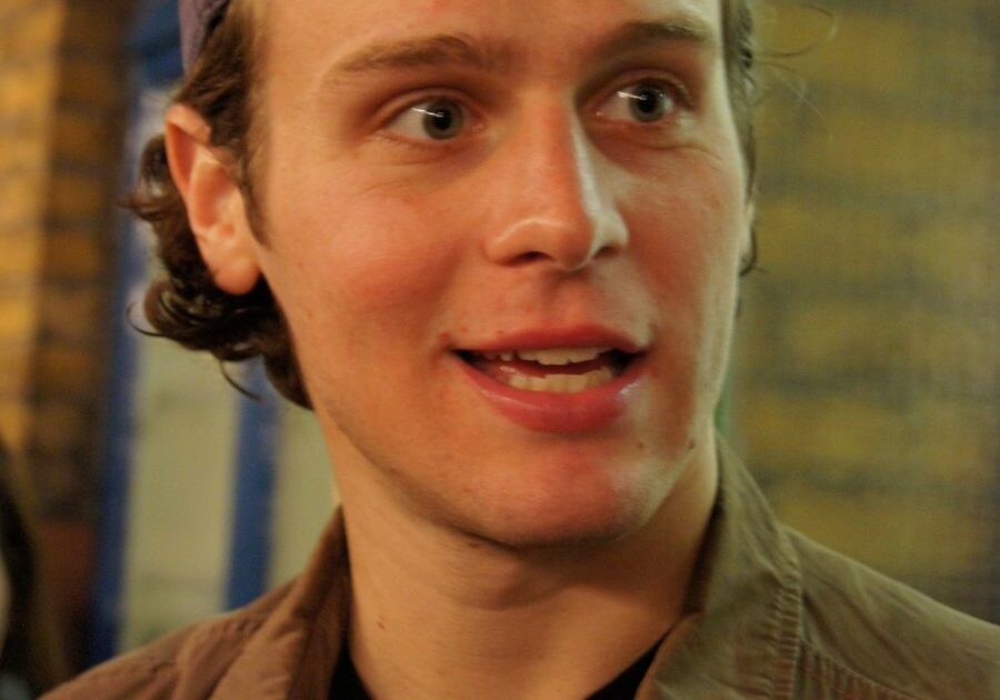 Jonathan Groff (portret, foto: Hilary, CC BY 2.0, Wikimedia Commons)