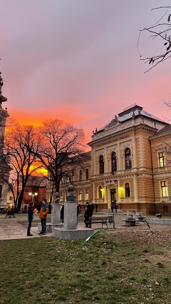 Prindërit kërkojnë shkarkimin e menjëhershëm të drejtorit të arrestuar të Gjimnazit  Jovan Jovanović Zmaj  në Novi Sad