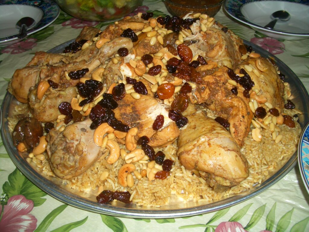 Kabsa saudite me pulë — orizi aromatik me erëza  rrush të thatë dhe arra