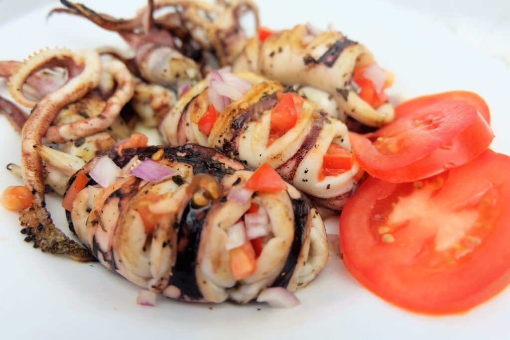 Kalamarë të pjekur në skarë me limon  hudhër dhe vaj ulliri — receta mesdhetare