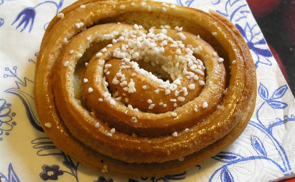 Petëza suedeze me kanellë (kanelbulle) me sheqer perle