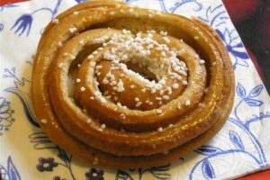 Petëza suedeze me kanellë (kanelbulle) me sheqer perle