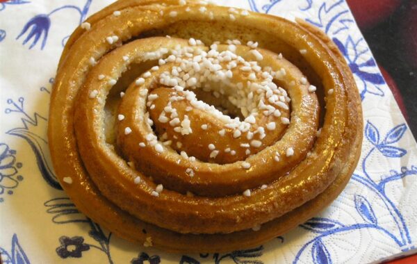 Petëza suedeze me kanellë (kanelbulle) me sheqer perle
