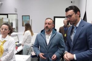 Ministri Karakaçi inspekton Zyrën Postare Nr.5