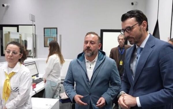 Ministri Karakaçi inspekton Zyrën Postare Nr.5
