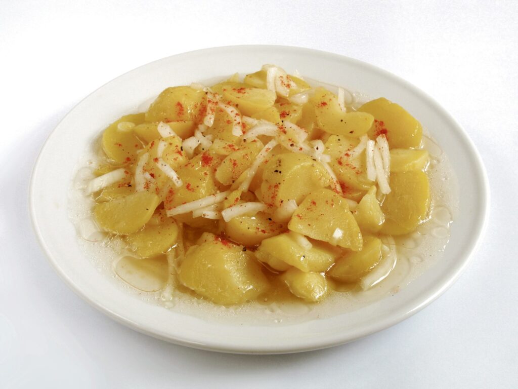 Kartoffelsalat gjermane — sallata e patateve e Shvabisë me lëng mishi  uthull dhe mustardë