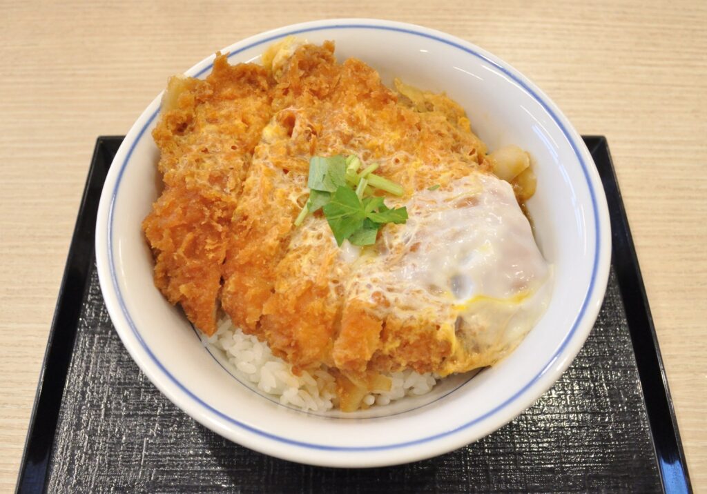 Katsudon japoneze  kotëletë derri e pjekur me vezë mbi oriz