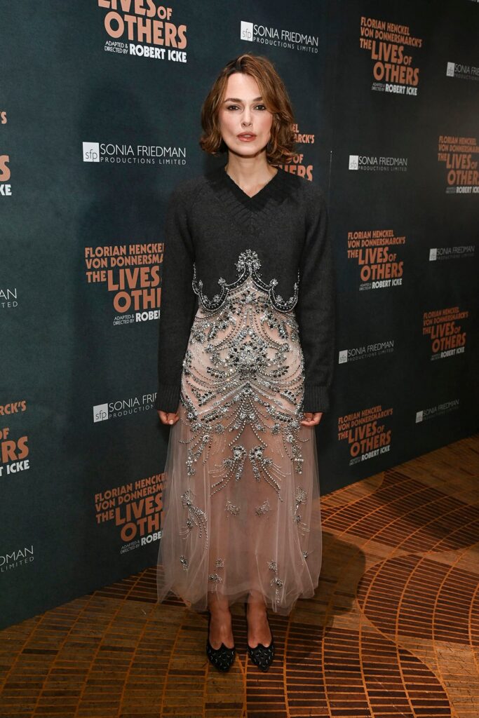 Keira Knightley rikthehet në tapetin e kuq me një krijim transparent të Erdem