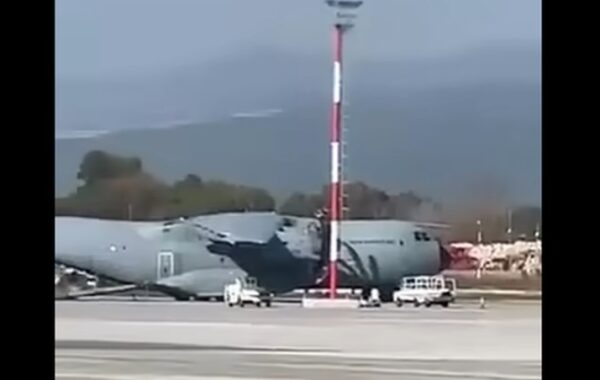Dy makina ujëhedhëse