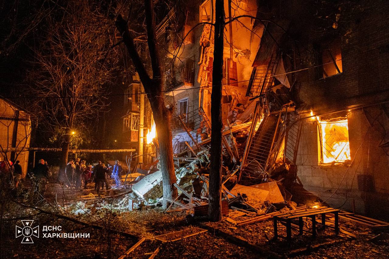 Një pallat banimi i shkatërruar në Kharkiv pas sulmit rus me raketa