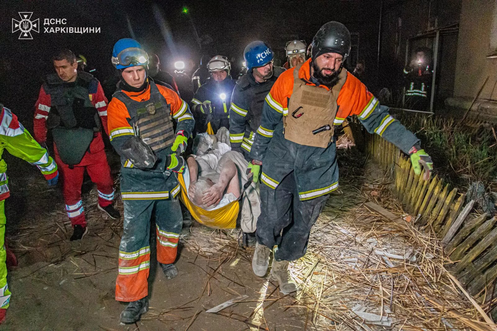 Shpëtimtarë të Shërbimit Shtetëror të Emergjencave të Ukrainës në Kharkiv