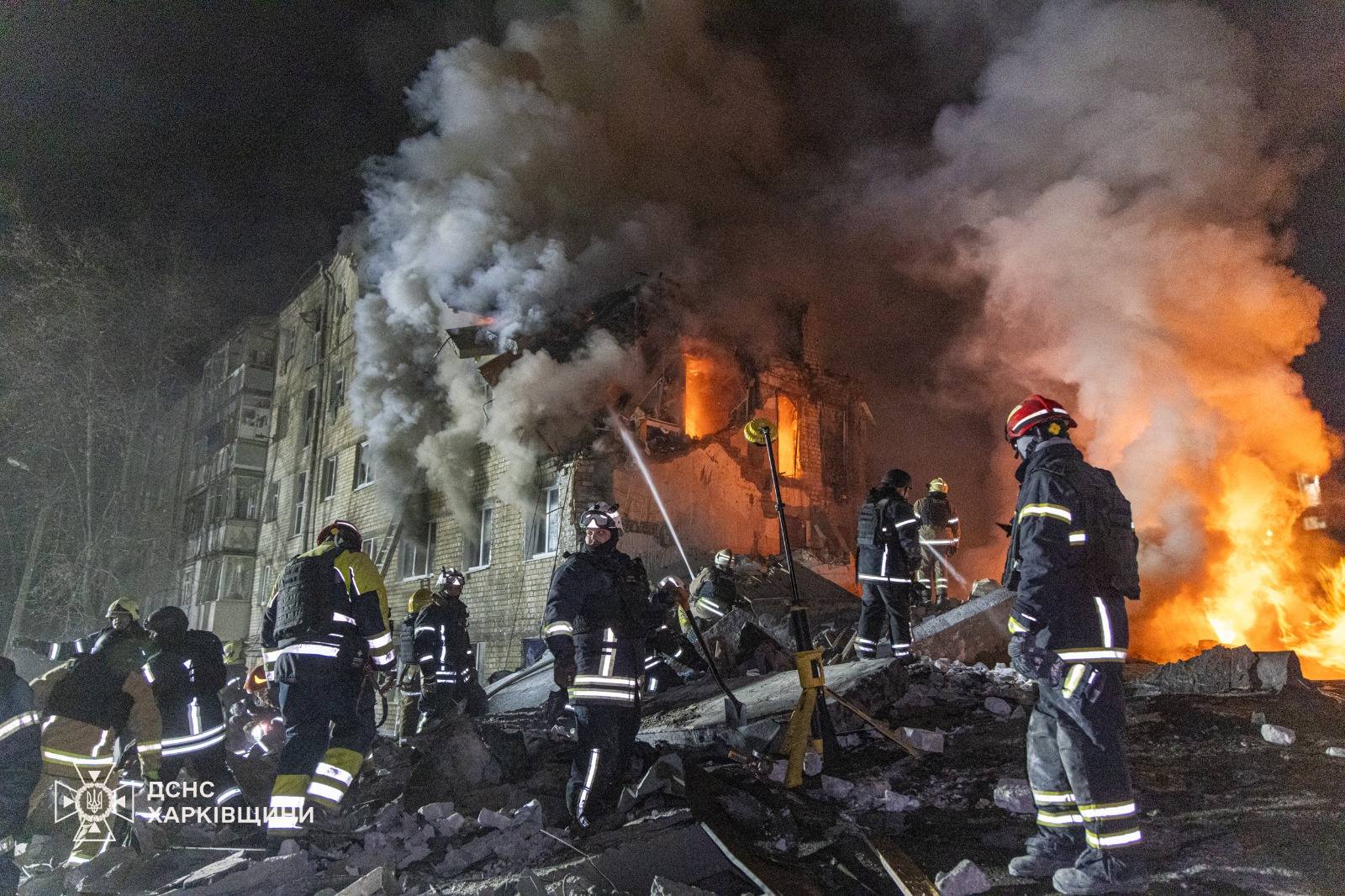 Zjarrfikës ukrainas në një pallat të shkatërruar në Kharkiv