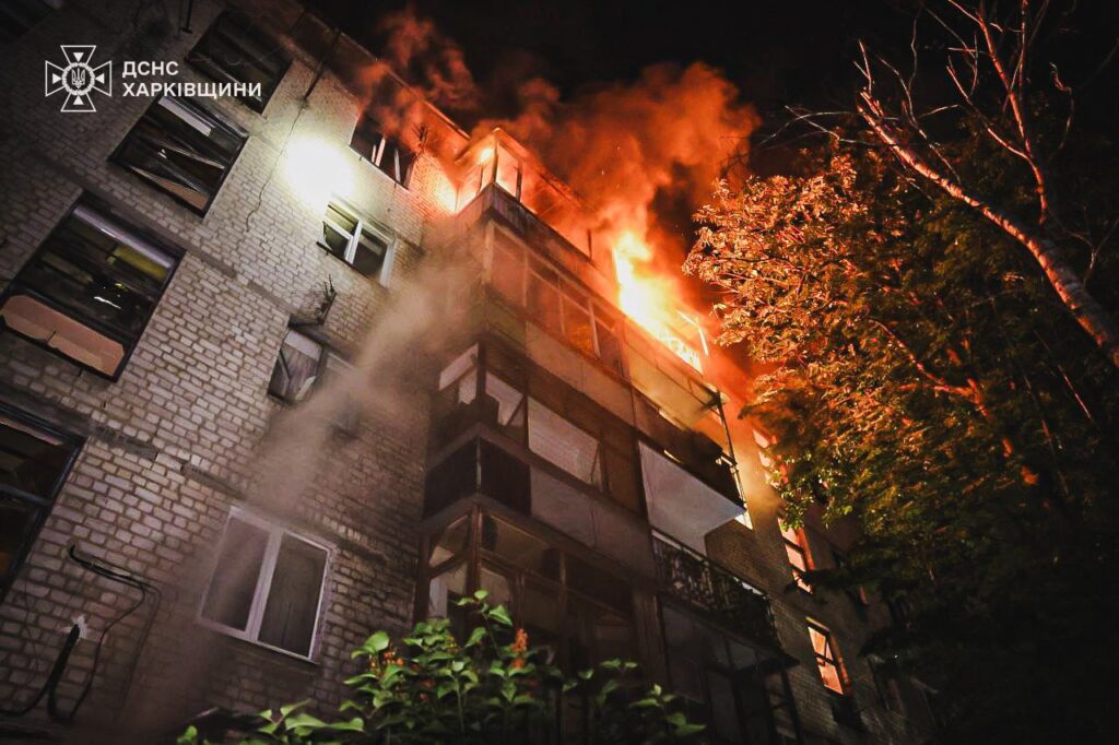Pallat banimi në flakë në rajonin e Kharkivit pas një sulmi rus
