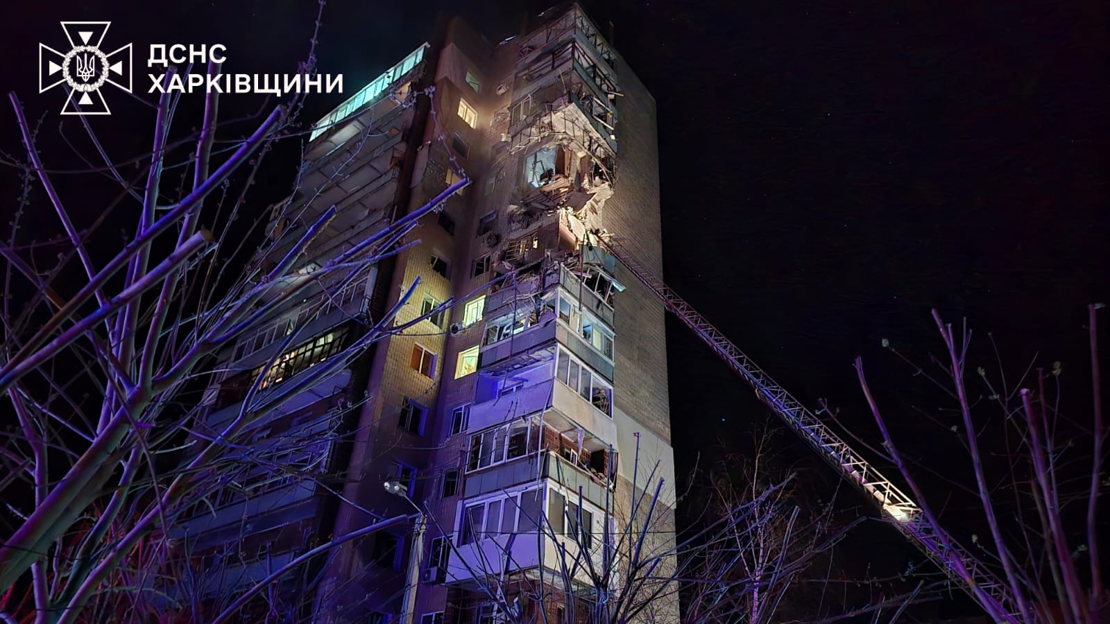 Foto arkiv: pallat banimi i dëmtuar në Kharkiv pas një sulmi rus