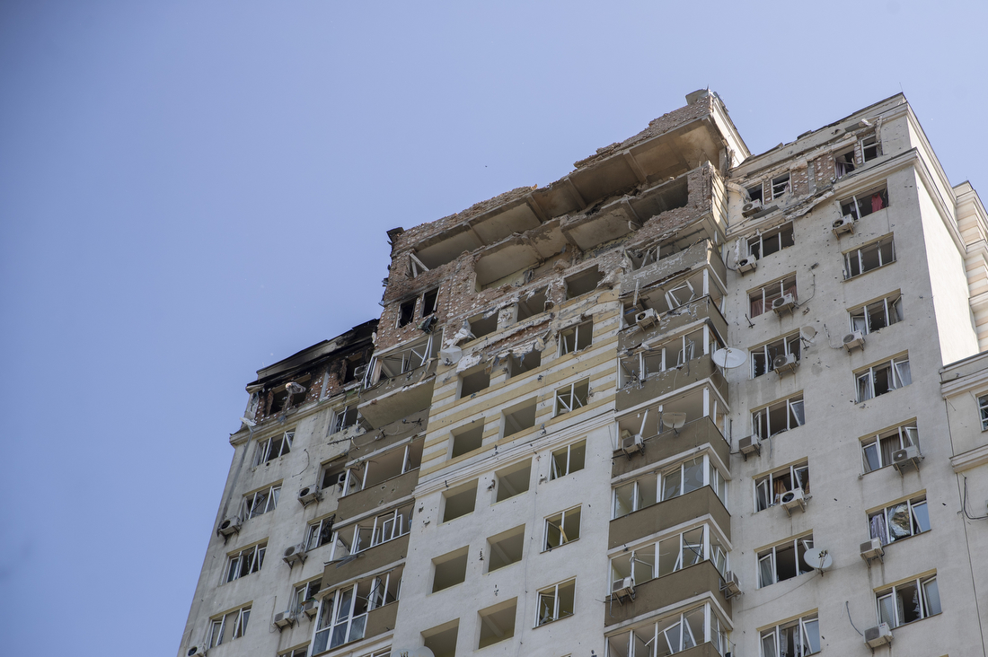 Ndërtesë banimi e dëmtuar nga sulmet në Kiev — foto arkiv