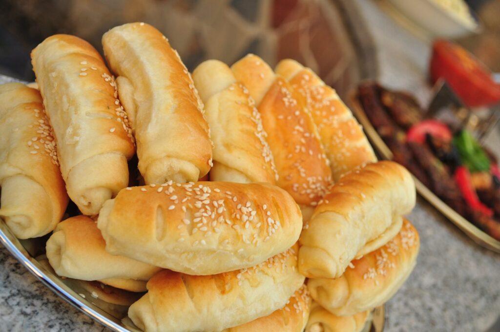 Kifle të buta shtëpiake me gjalpë dhe susam — brumëra të shijshme për mëngjes