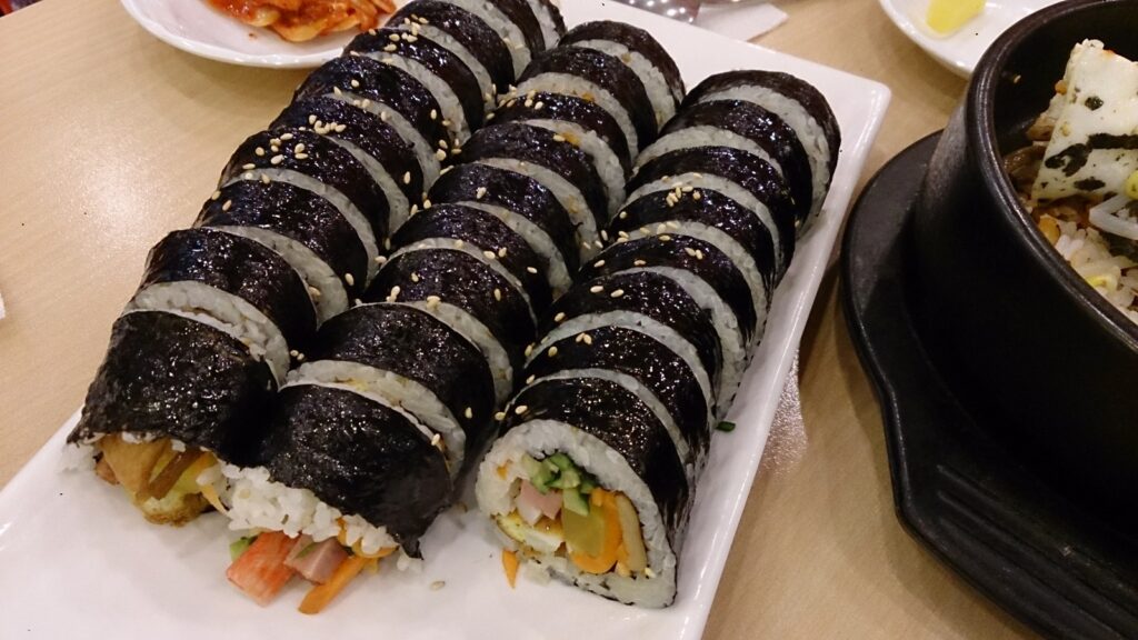Kimbap koreane — rollet e orizit me perime dhe vezë