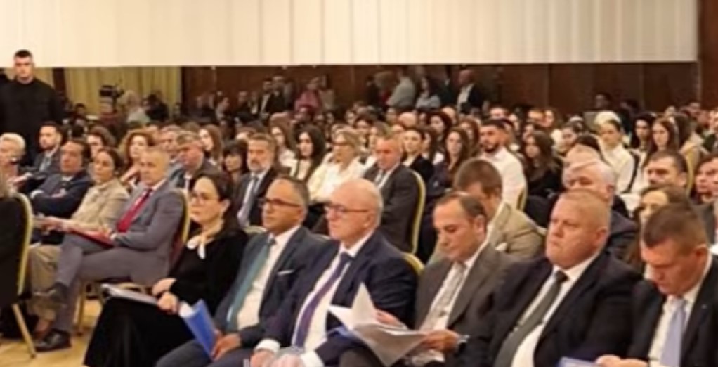 në përputhje me