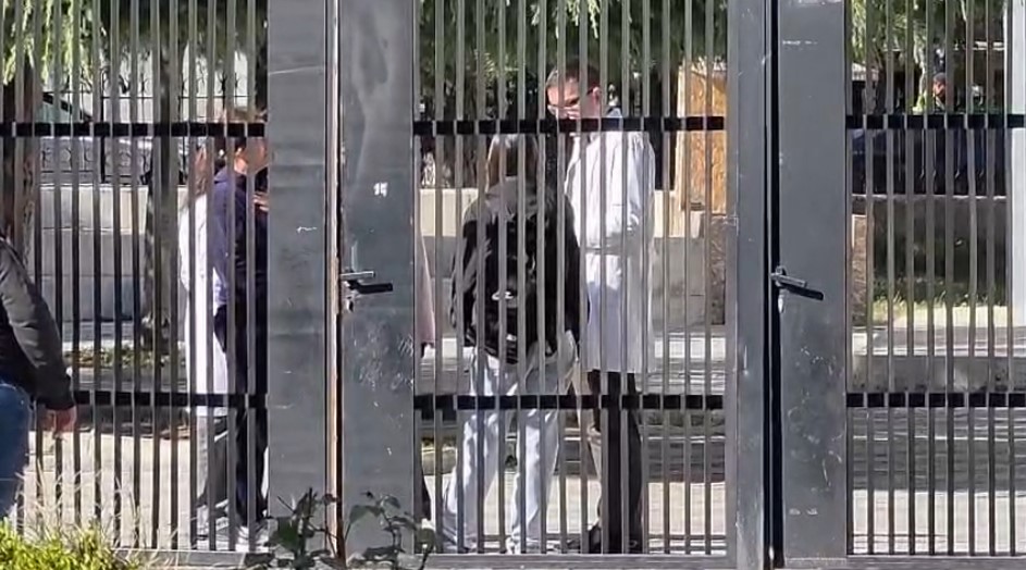 Ndalojnë protestat e gjimnazistëve në Korçë  anulohet pushimi i madh në shkolla  nxënësit rrinë në klasa 