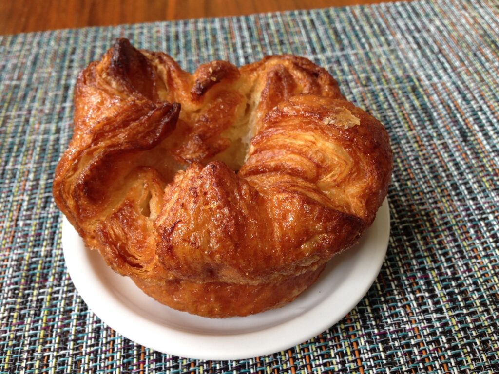 Kouign amann breton — ëmbëlsira legjendare franceze me gjalpë dhe sheqer të karamelizuar