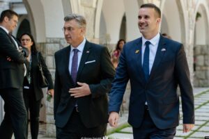 Kryeministri kroat Andrej Plenkoviq me kryeministrin malazez Millojko Spajiq (Foto: Qeveria e Malit të Zi)