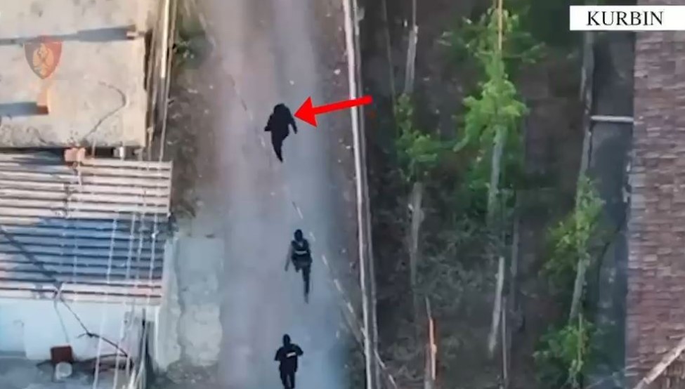 Qarkullonte i armatosur tentoi arratisjen duke përplasur makinën e Policisë  kapet pas ndjekjes 27 vjeçarin në Kurbin 